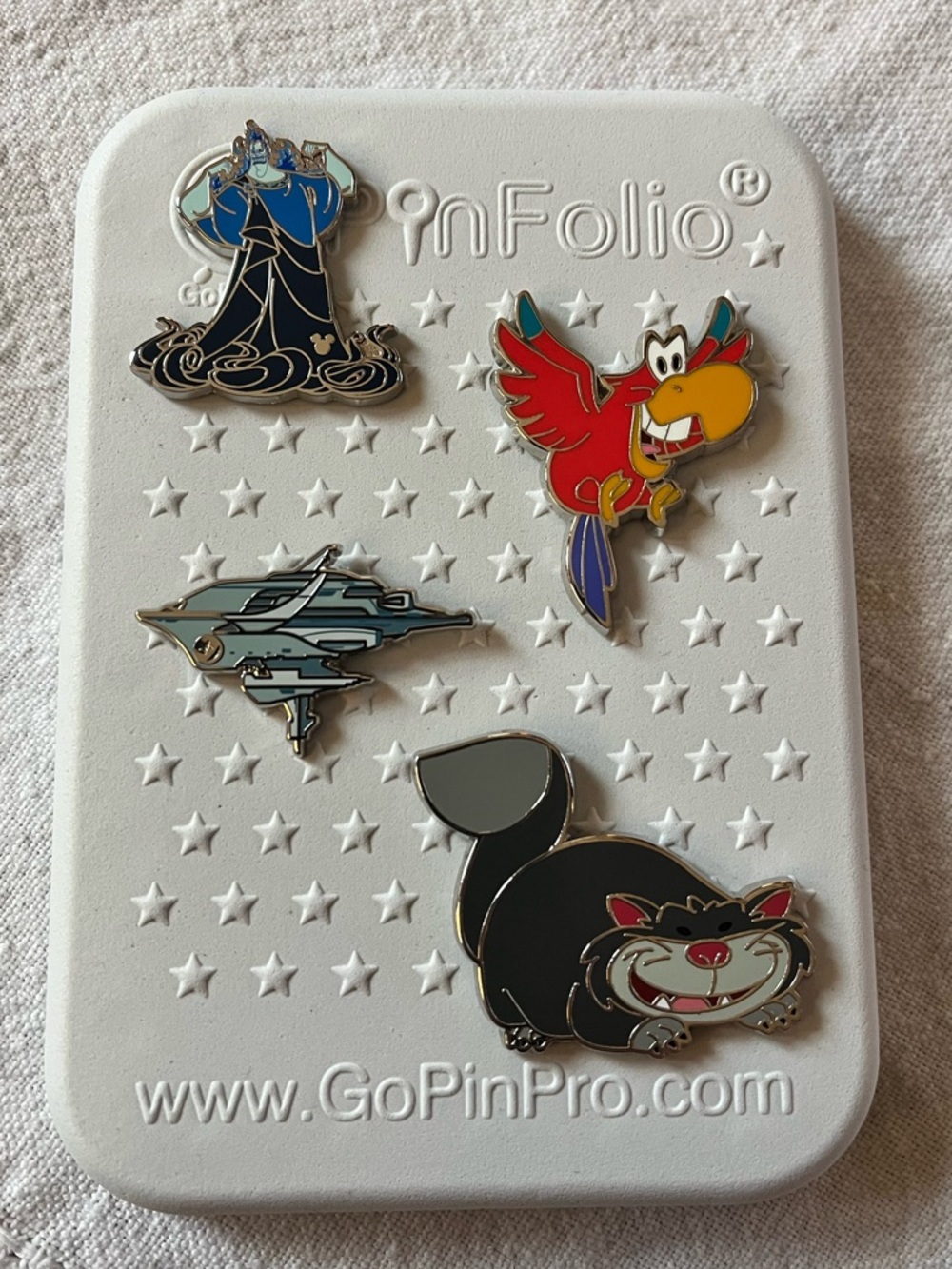 Disney Pin Trading Starter Set Pinfolio Mini Board Included